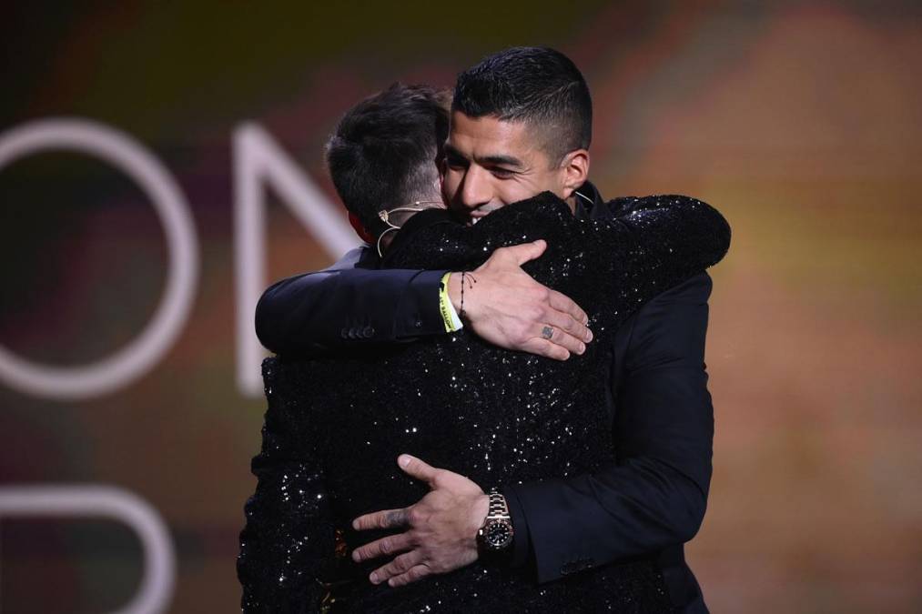 El tremendo abrazo que se dieron Messi y Suárez en el escenario de la Gala del Balón de Oro 2021.