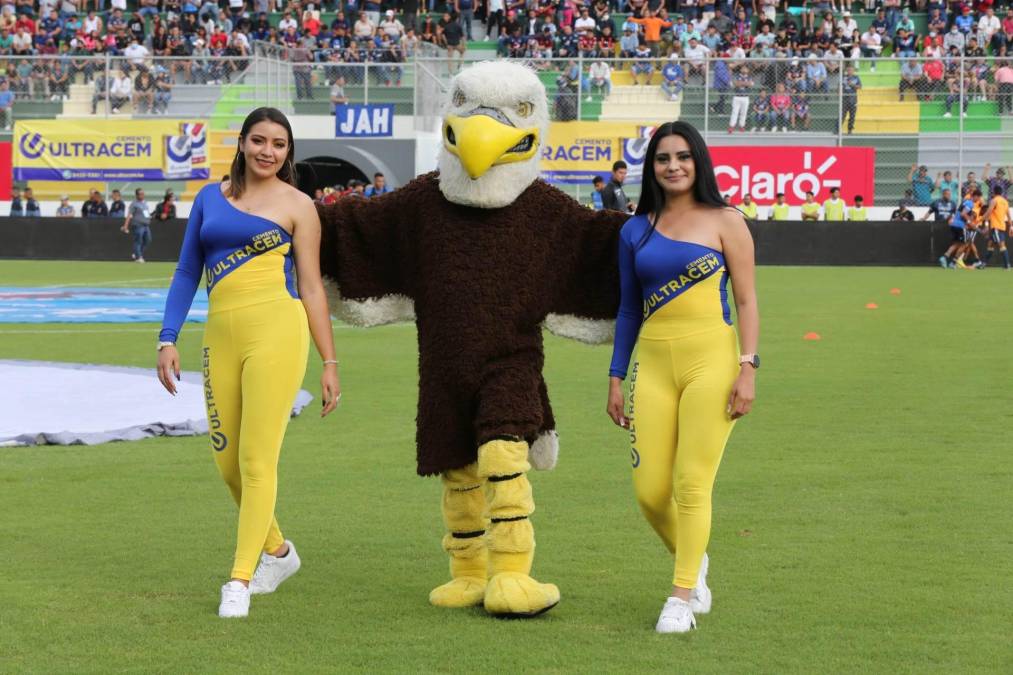 La mascota del Motagua (centro) posando con hermosas edecanes.