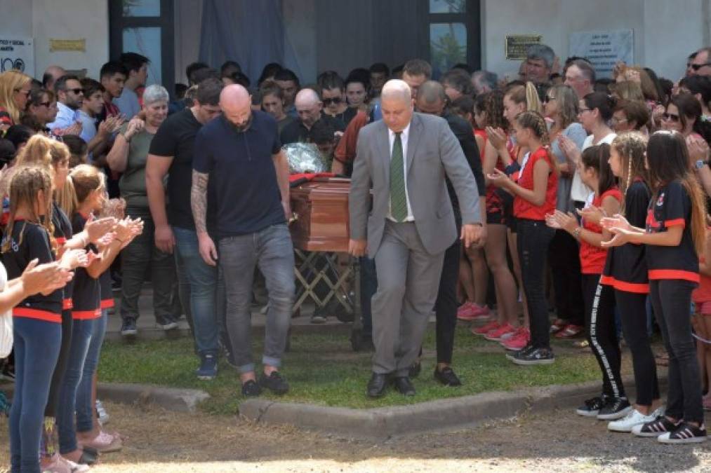 Durante las más de siete horas que permaneció abierto el velatorio se acercaron a dar la última despedida al jugador multitud de personas, donde además de amigos y familiares se encontraban jugadores y representantes de Nantes y Cardiff, el club en el que triunfó y el que pagó una cifra récord por su traspaso.