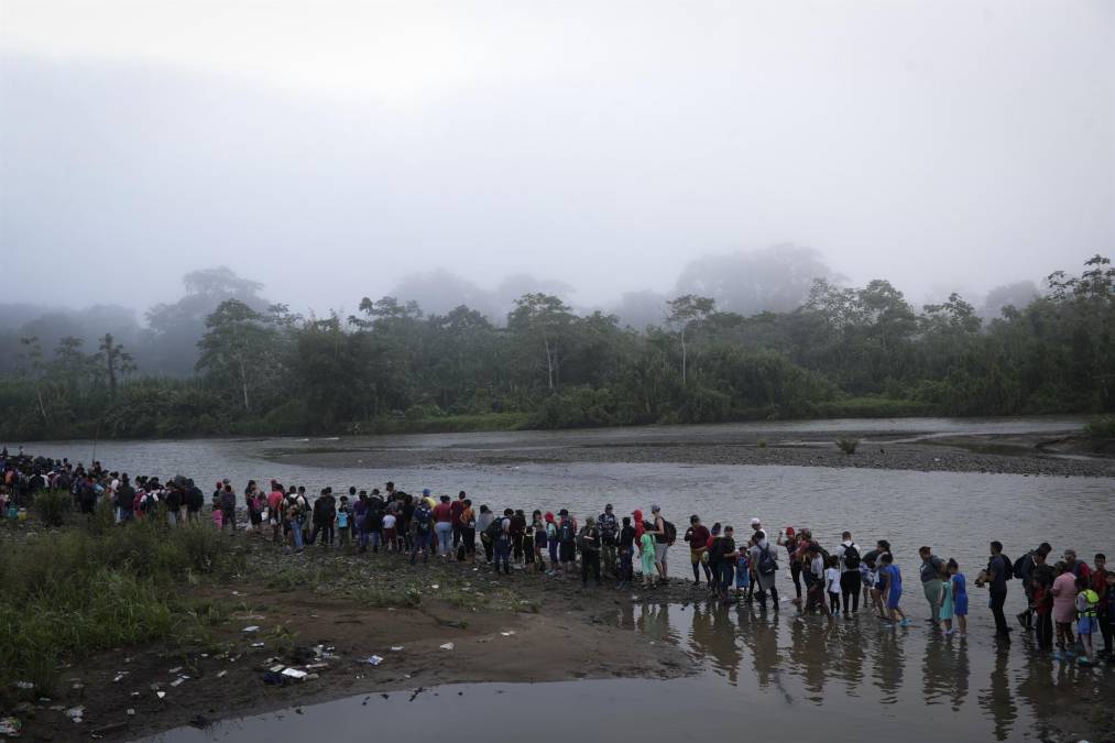 Los migrantes relatan que los viajeros pierden la vida por caídas o heridas, porque simplemente no pueden seguir por estar enfermos o débiles, ahogados en ríos crecidos, o a manos de delincuentes.