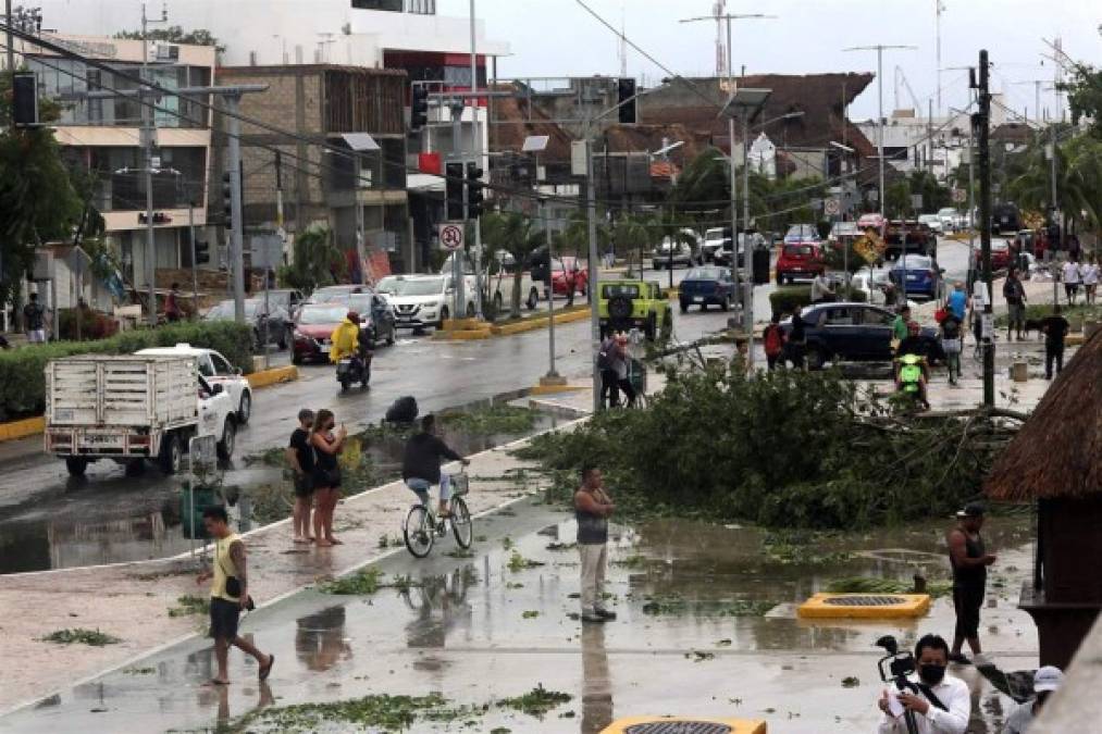 El huracán 'Grace' de categoría 1 tocó tierra esta madrugada al sur de Tulum, Quintana Roo, informaron autoridades mexicanas que reportaron afectaciones en las costas del Caribe mexicano por el paso del ciclón.