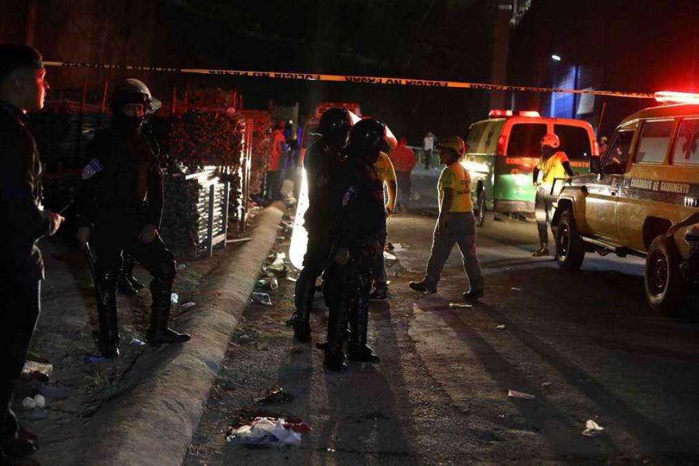 Las autoridades de El Salvador valoraban este domingo que la sobreventa de boletos, la inseguridad y aficionados frustrados por quedar fuera del partido entre el Alianza y FAS pudieron provocar una noche de terror.