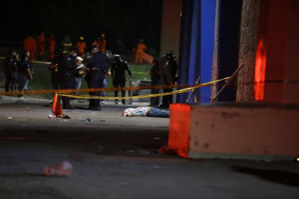 “El número de fallecidos tras la estampida en el Estadio Cuscatlán asciende a 9”, indicó la fuente en Twitter y señaló que dos personas están en “condición crítica” y han sido trasladadas a hospitales cercanos.