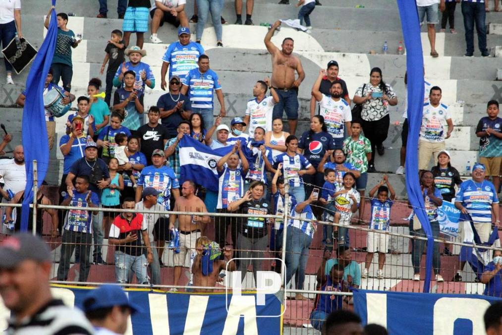 Los aficionados del Victoria celebrandola clasificación al repechaje del Torneo Apertura 2022.