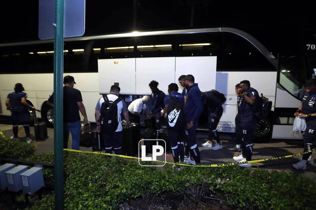 Los seleccionados catrachos recogiendo sus maletas del autobús tras llegar al hotel de concentración en Miami.