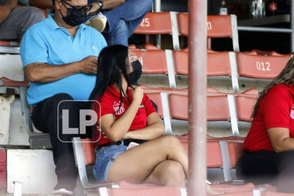 Esta sexy aficionada del Vida robó miradas en el estadio Marcelo Tinoco de Danlí.