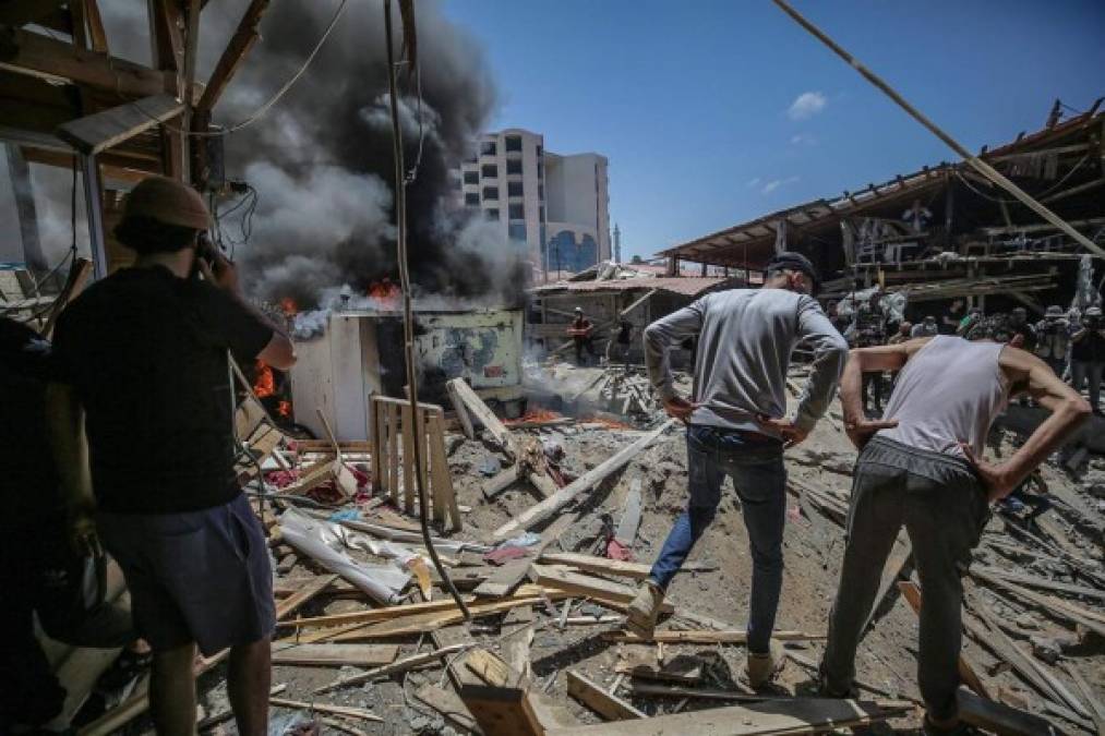 Un grupo de palestinos tratan de limpiar escombros luego de varios ataques del ejército israelí en Gaza. Foto: EFE