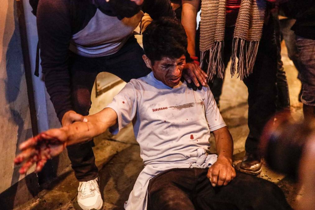 A estas tres víctimas notificadas en las últimas horas se suma otro joven fallecido esta mañana en Chincheros, otro varón muerto en protestas en la segunda ciudad más grande del país, Arequipa, y a los dos fallecidos en la tarde de este domingo en Andahuaylas.