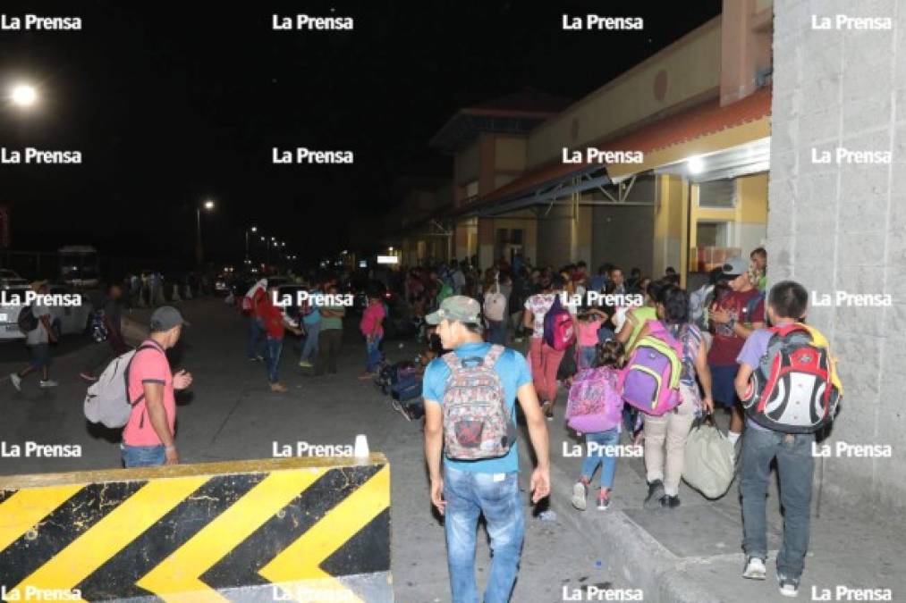 Imágenes de la nueva caravana migrante que sale de San Pedro Sula rumbo a EEUU