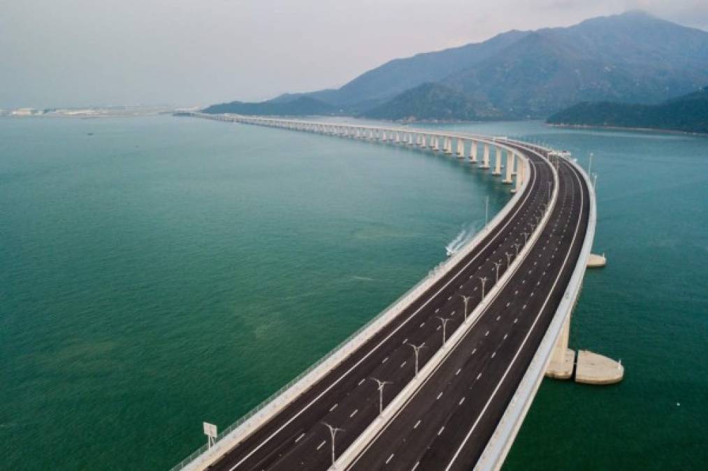 El puente marítimo más largo del mundo construido por China mide 55 km, consumió más de un millón de metros cúbicos de cemento y es capaz de resistir un sismo de magnitud 8.