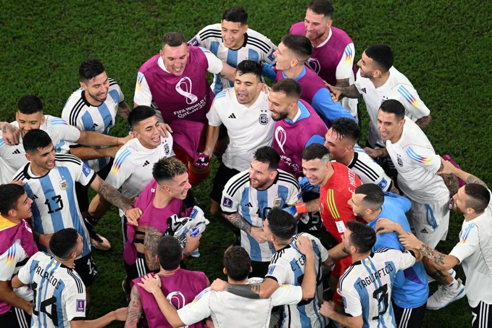 Los jugadores de la Selección Argentina celebrando la victoria y clasificación a cuartos de final del Mundial de Qatar 2022.