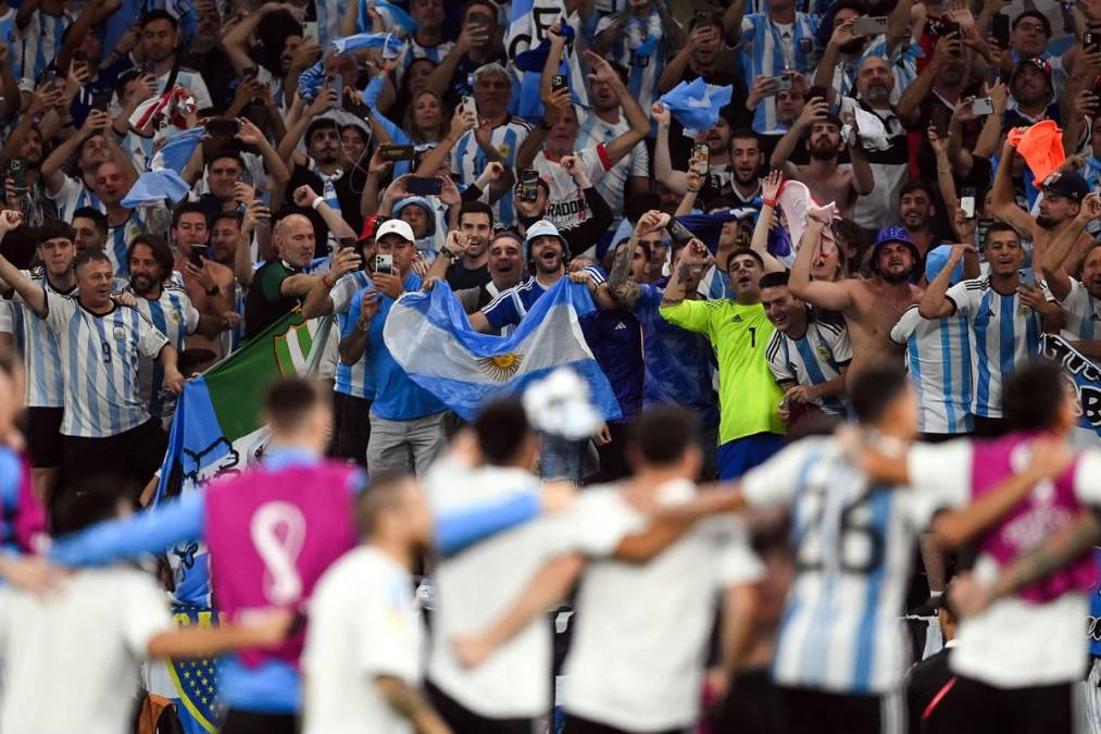 Los jugadores de la Selección Argentina celebrando con sus aficionados en el Ahmad Bin Ali Stadium.