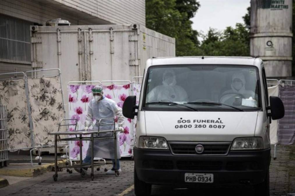 Una radiografía que muestra por sí sola que los 2,270 casos confirmados y las 193 muertes que se reportan oficialmente en la Amazonía brasileña están lejos de la verdadera dimensión del problema en esta zona del norte de Brasil.<br/><br/>Los demás países “pueden ayudar con recursos, con remesas de medicamentos, envío de tests rápidos, equipos de protección, porque muchos médicos están trabajando sin equipos (...)', afirmó el miércoles pasado a Efe Arthur Virgílio Neto, alcalde de esa ciudad que con 1,8 millones de habitantes concentra a casi la mitad de la población del estado de Amazonas.