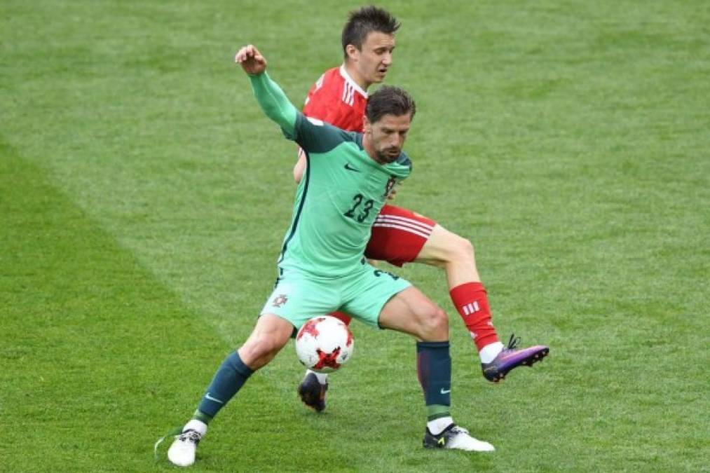 Russia's midfielder Alexander Golovin (back) vies with Portugal's midfielder Adrien Silva during the 2017 Confederations Cup group A football match between Russia and Portugal at the Spartak Stadium in Moscow on June 21, 2017. / AFP PHOTO / Yuri KADOBNOV