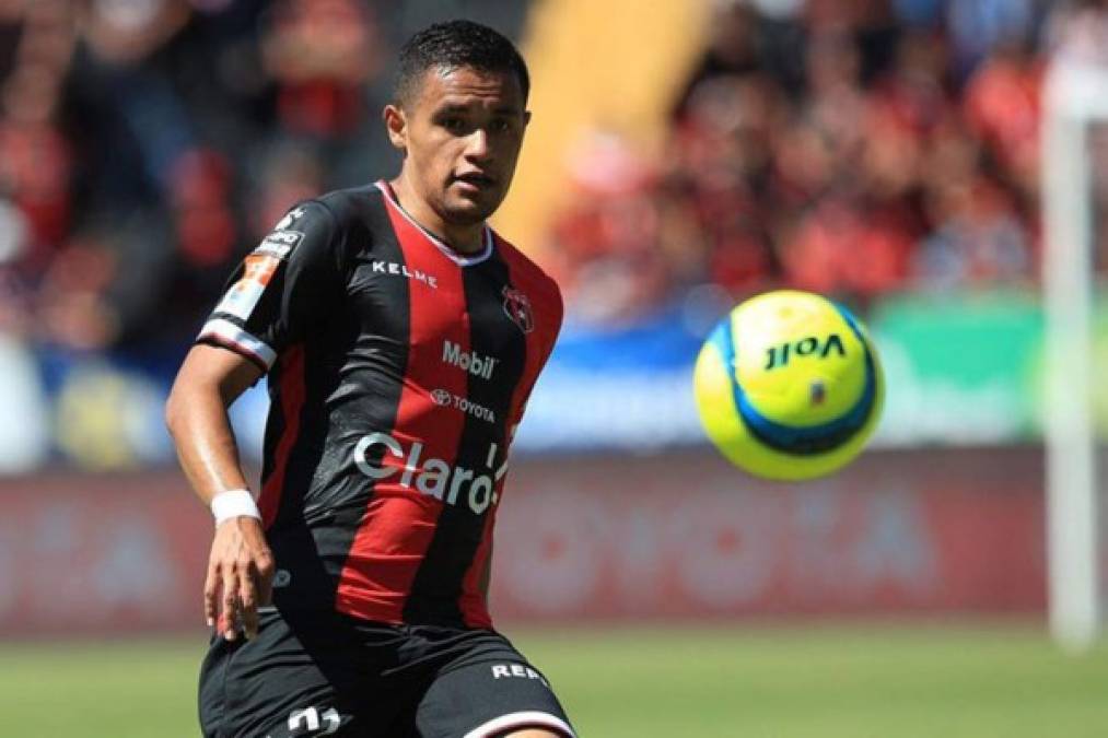 La Liga Deportiva Alajuelense confirmó que tiene una oferta sobre la mesa por el delantero hondureño Roger Rojas. 'Es una oferta de Asia, vendrían buenos recursos para el equipo; esa es la única opción', anunció Fernando Ocampo, presidente del equipo tico.