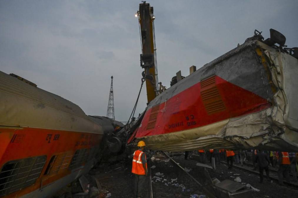 ¡Devastación total! Primeras fotos del choque de trenes en India