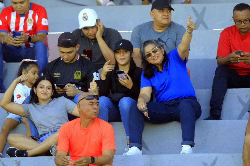 Aficionados del Olimpia asistieron al estadio Ceibeño para disfrutar de una linda tarde de fútbol.
