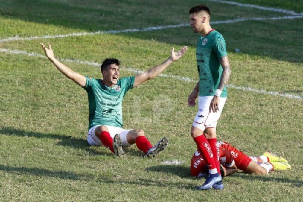 Bruno Volpi levanta las manos en señal de protesta a los árbitros.