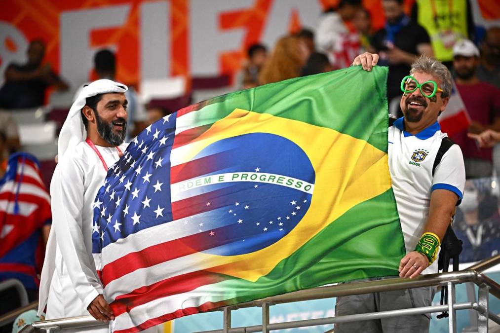 Estos aficionados portaron una bandera en apoyo a Estados Unidos y Brasil en el Mundial.