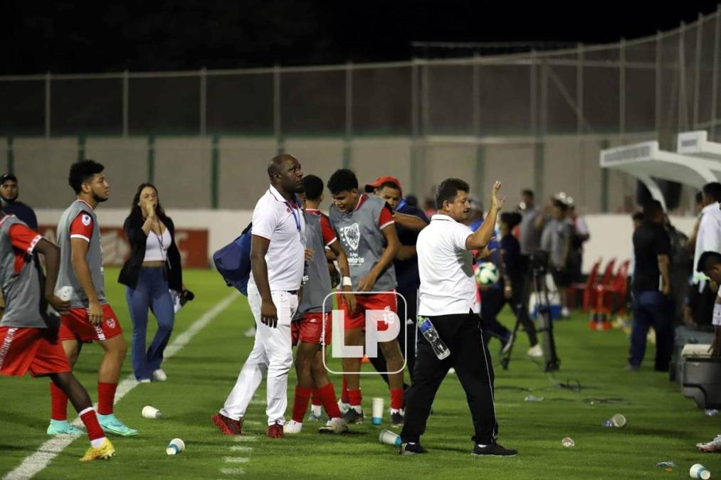 Una botella con agua le tiraron al entrenador de la Real Sociedad, Mauro Reyes.