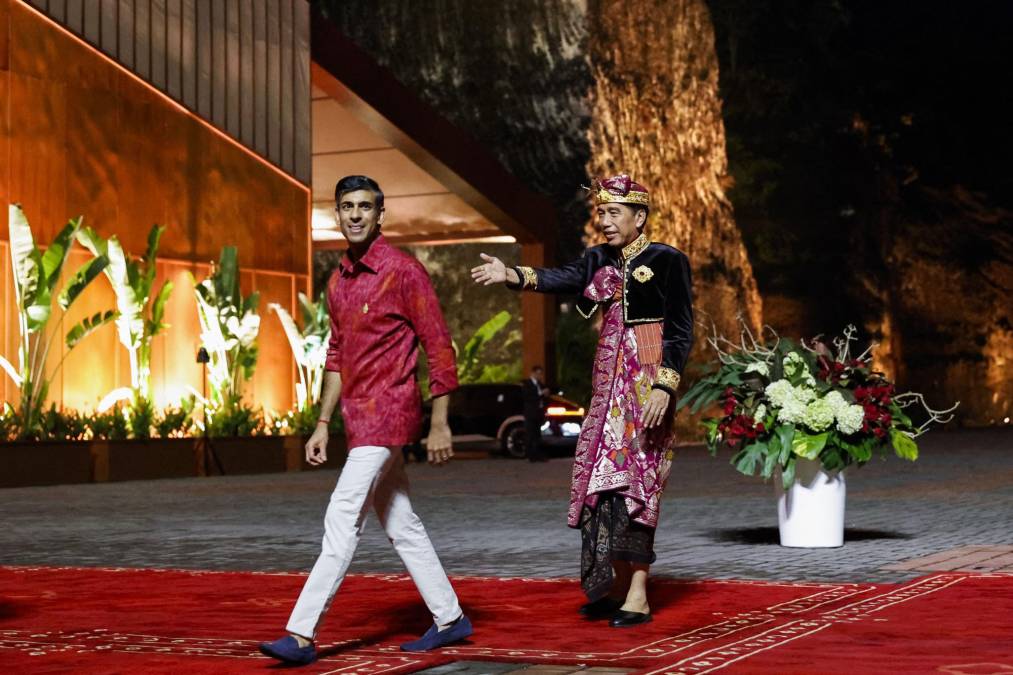 La mayoría de mandatarios del grupo de los veinte, incluyendo al recién elegido primer ministro británico Rishi Sunak, llegaron ataviados con estas coloridas prendas adornadas con motivos florales, muy populares en Indonesia, al evento organizado en el parque Garuda Wisno Kenca, una de las principales atracciones turísticas de “La Isla de los Dioses”. 