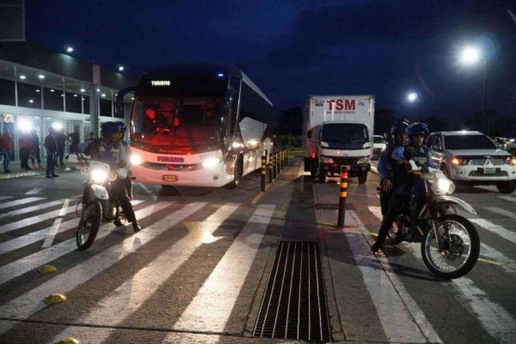 Un buen número de elementos de la Policía Nacional acompañó el autobús de la Selección de Chile rumbo al hotel de concentración.