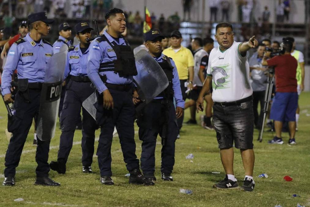 Los narradores del partido comentaron que un niño lanzó una piedra al banquillo del Platense, eso desató la suspensión del juego por diez minutos más.