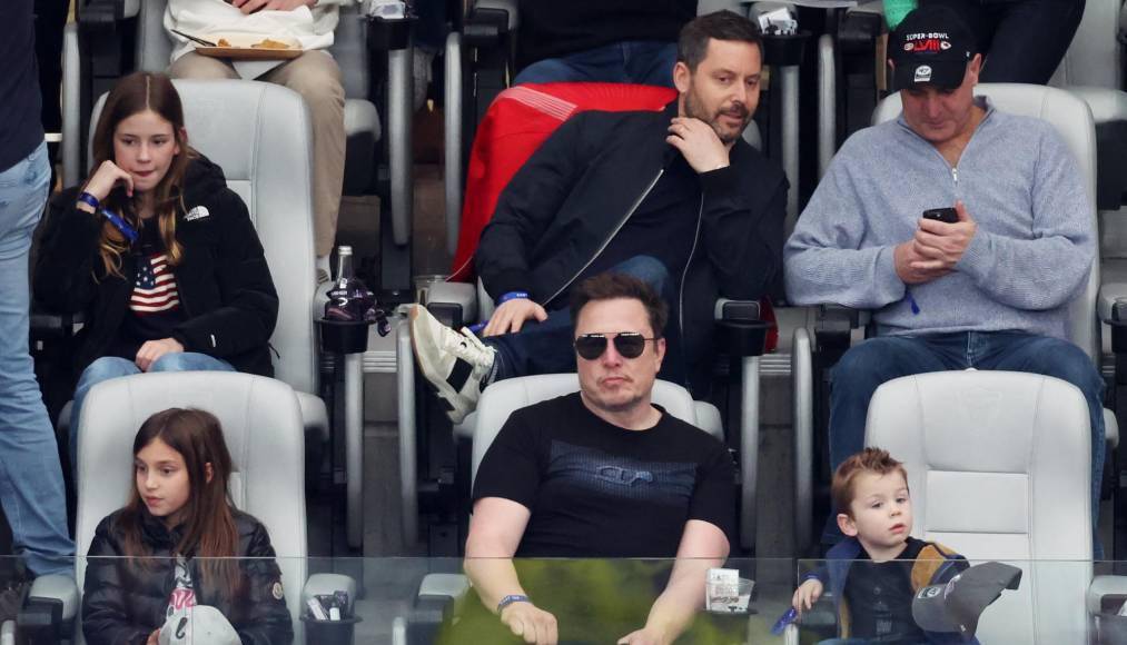 Elon Musk también fue captado en el palco junto a sus hijos.