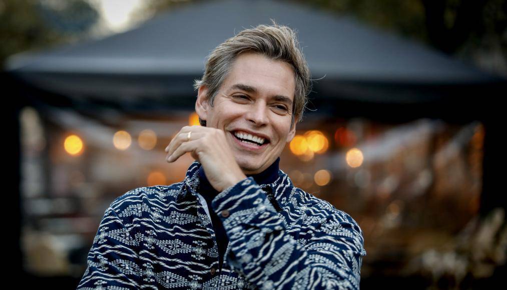 Se lanzó el 29 de octubre de 2008 como primer sencillo promocional del álbum ‘De mi puño y letra’ y, a día de hoy, roza los 814 millones de visualizaciones en YouTube. En las tres semanas que lleva en plataformas ‘Muy loco’ se ha colocado en el puesto número 2 de seguimiento de sus canciones en todo el mundo y ahí se va a quedar como tope, explica el cantante, porque superar a ‘Colgando en tus manos’ es una misión totalmente imposible.