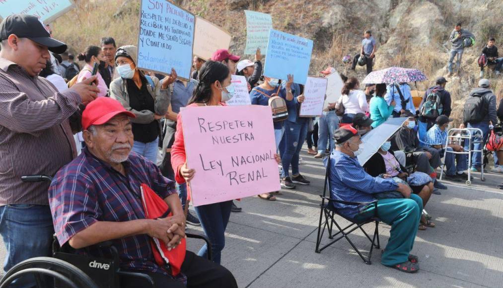Las altas temperaturas han provocado malestar físico entre algunos de los manifestantes.
