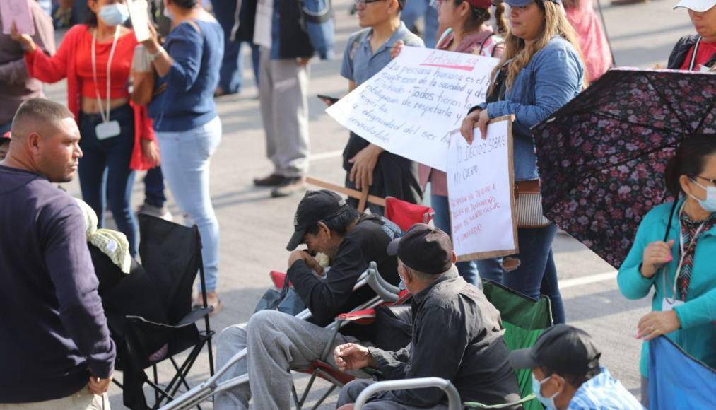En la zona se ha generado caos vehicular, ya que no hay paso para los cientos de conductores que buscan ingresar a la ciudad.