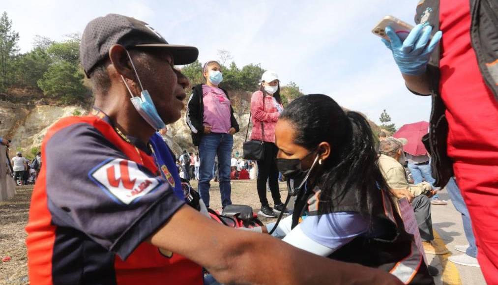 Al lugar llegaron ambulancias del 911, Cruz Roja y Bomberos para atender a los pacientes.