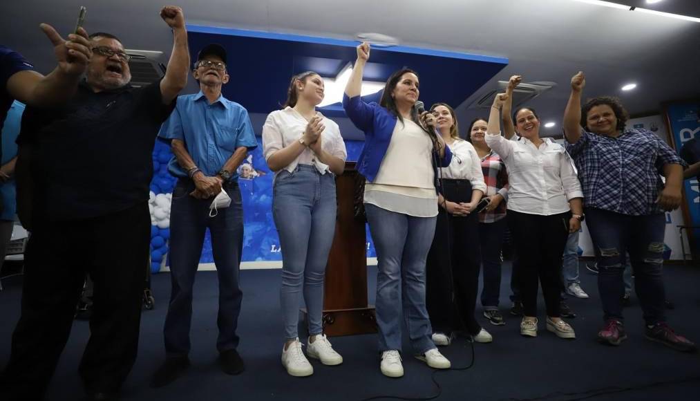 La ex primera dama fue recibida por las bases del Partido Nacional. En el anuncio, también estuvieron presentes sus dos hijas: Daniela e Isabela Hernández. 
