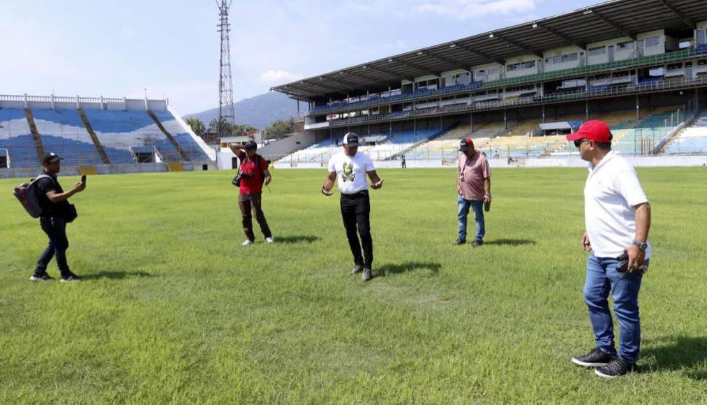 Y añadió: “Según la supervisión que hicimos de media hora aproximadamente, encontramos en primer lugar que la grama que se sembró tiene 16 milímetros en comparación con los 70, 80 milímetros que tiene ya la grama, que ya parece zacate, no concuerda”.