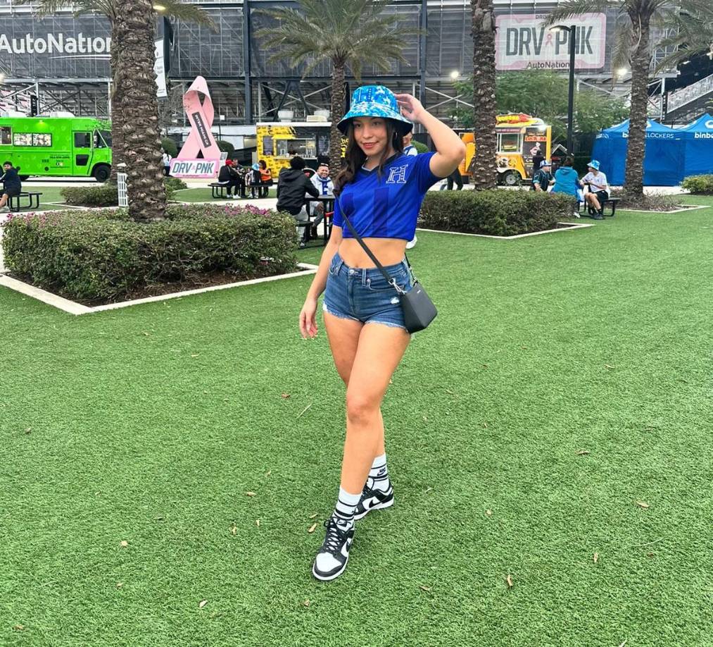 Esta hermosa catracha cautivó en la previa del partido en el DRV PNK Stadium. Su nombre es Jenny Pérez y llegó desde Indiana para apoyar a la Bicolor.