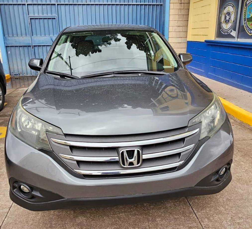 A los detenidos les decomisaron dos camiones CVR, una gris y una azul.