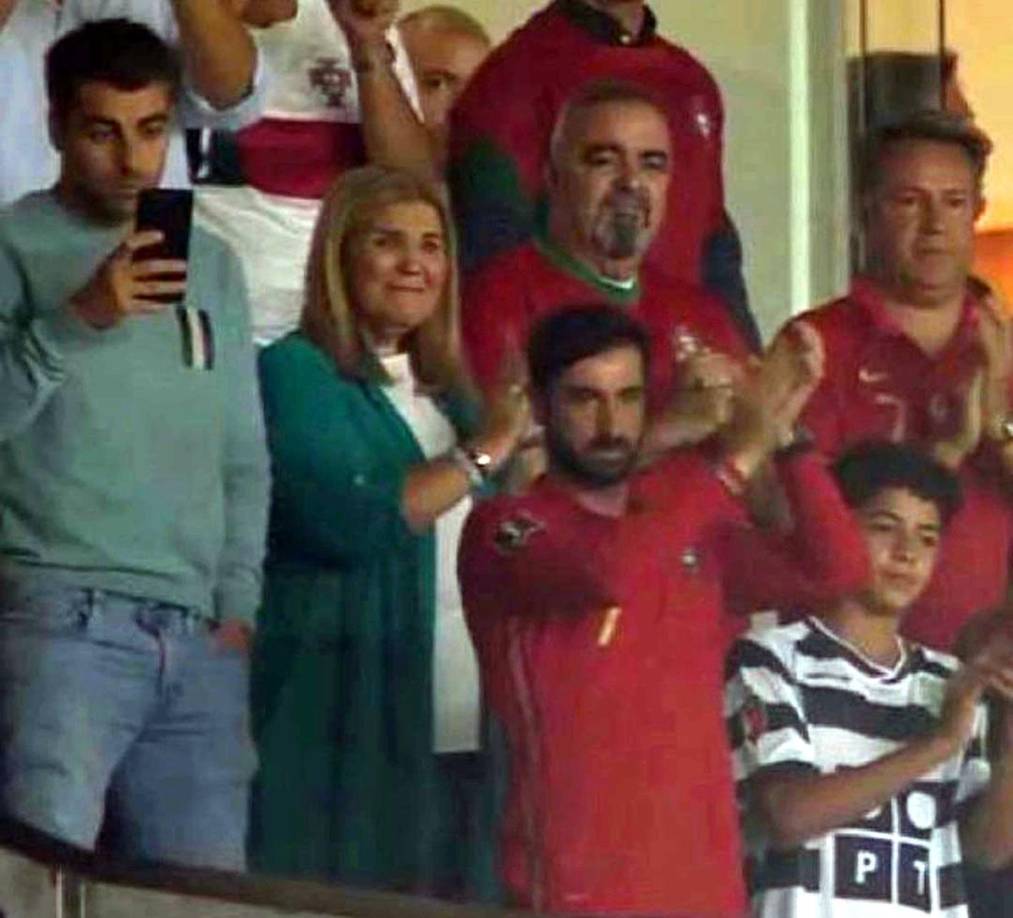 Además de la mamá de Cristiano, en el palco del estadio do Dragão también se encontra su hijo Cristiano Jr.