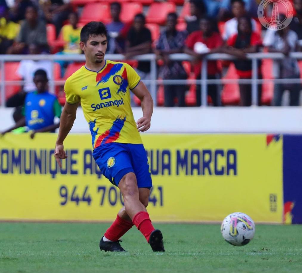 Jonathan Rubio, que acaba de salir campeón de la Primera División de Angola, aseveró que tiene ofertas del Europa. “Si yo tuviera el deseo de volver a Europa lo puedo hacer porque tengo las puertas abiertas en algunos clubes. Incluso he tenido propuestas para volver a Portugal. Me han surgido propuestas de volver a Portugal, segunda división, primera división de otros países de Europa”.