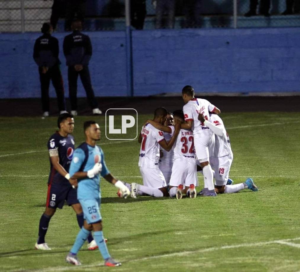 Jugadores del Olimpia celebrando el glazo de Michaell Chirinos.