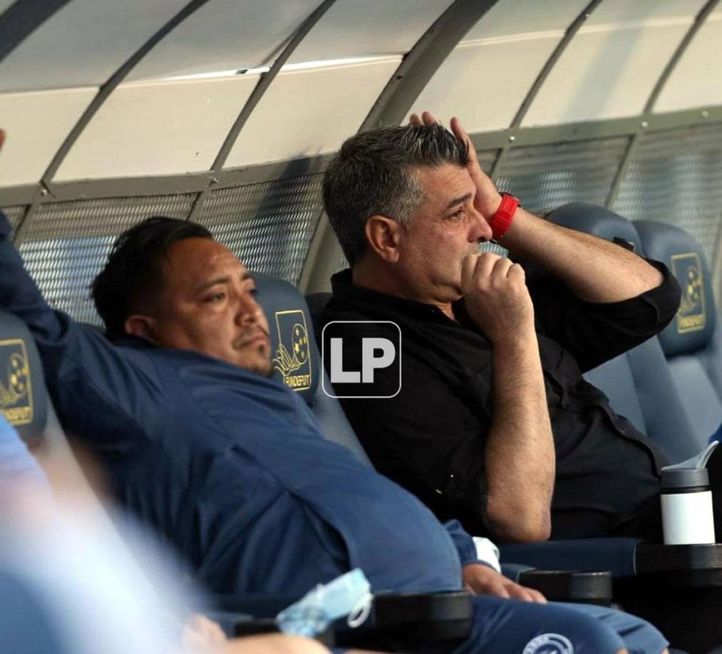 ‘La Barbie‘ Vázquez pasó la mayoría del juego sentado desde el banquillo. Sus facciones eran de rostro largo, a veces se reía, y contaba con unos ojos cargados que tarde o temprano estallarían en llanto, cosa que sucedió cuando cayó el segundo gol.