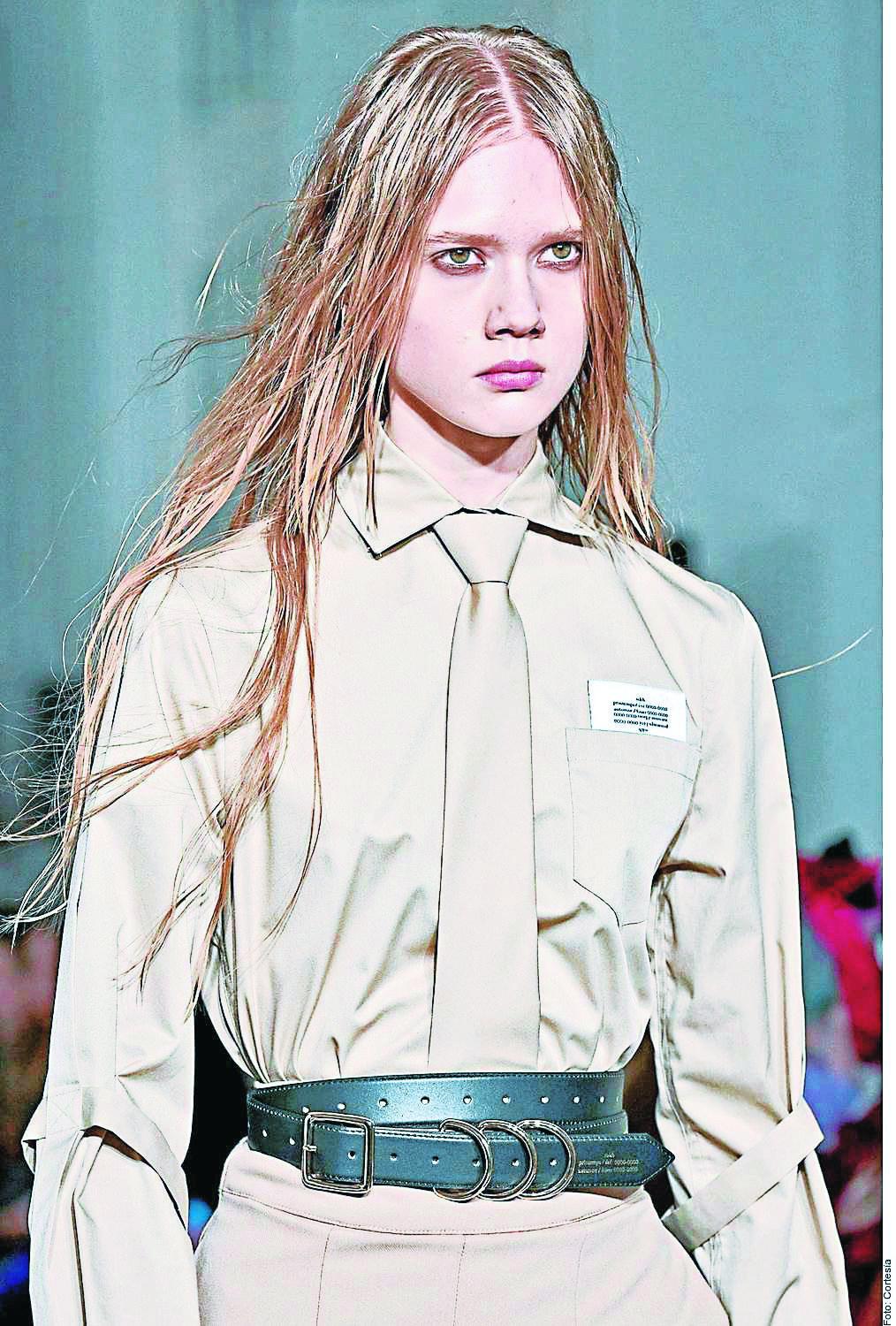 Regresa la corbata como accesorio femenino