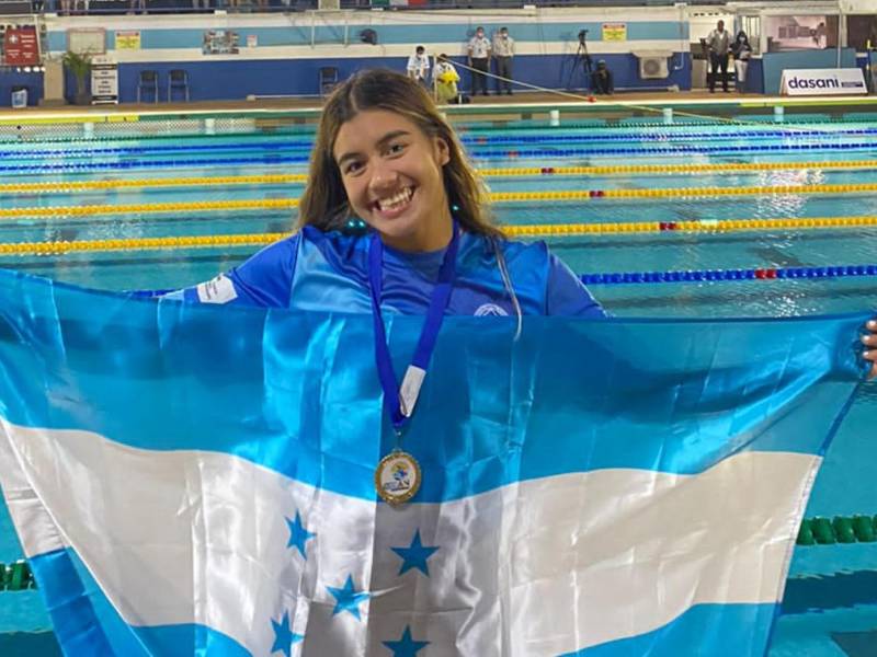 Michell Ramírez sigue poniendo en alto el nombre de Honduras en el torneo de natación que se realiza en Barbados.