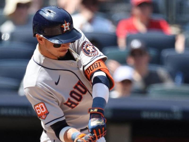 Mauricio Dubón arrancó como titular como jardinero izquierdo.