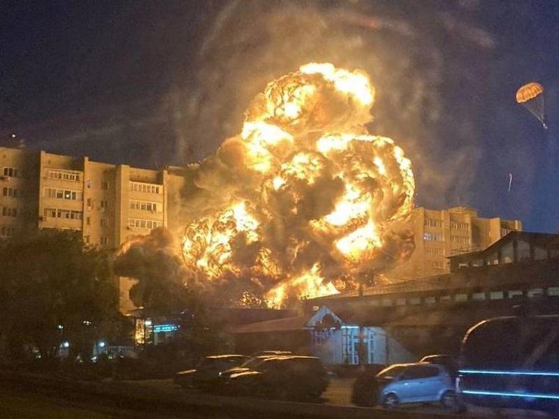 Los pilotos lograron eyectarse antes de que la aeronave se estrellara en una zona residencial.