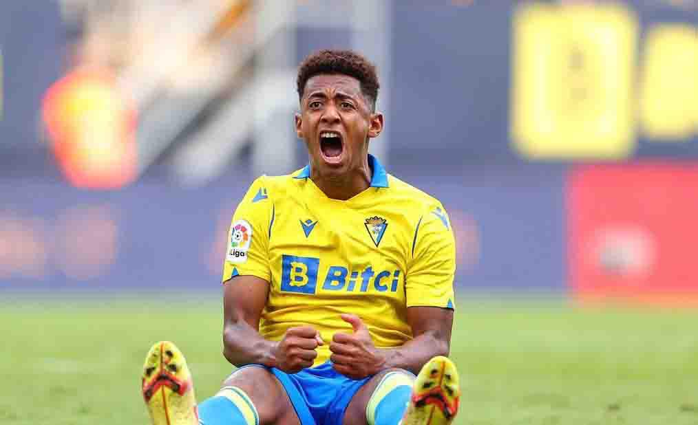 Choco Lozano con pie y medio fuera del Cádiz y destapan la razón