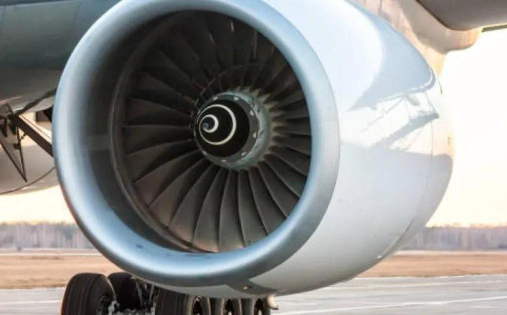 Hombre muere succionado por la turbina de un avión