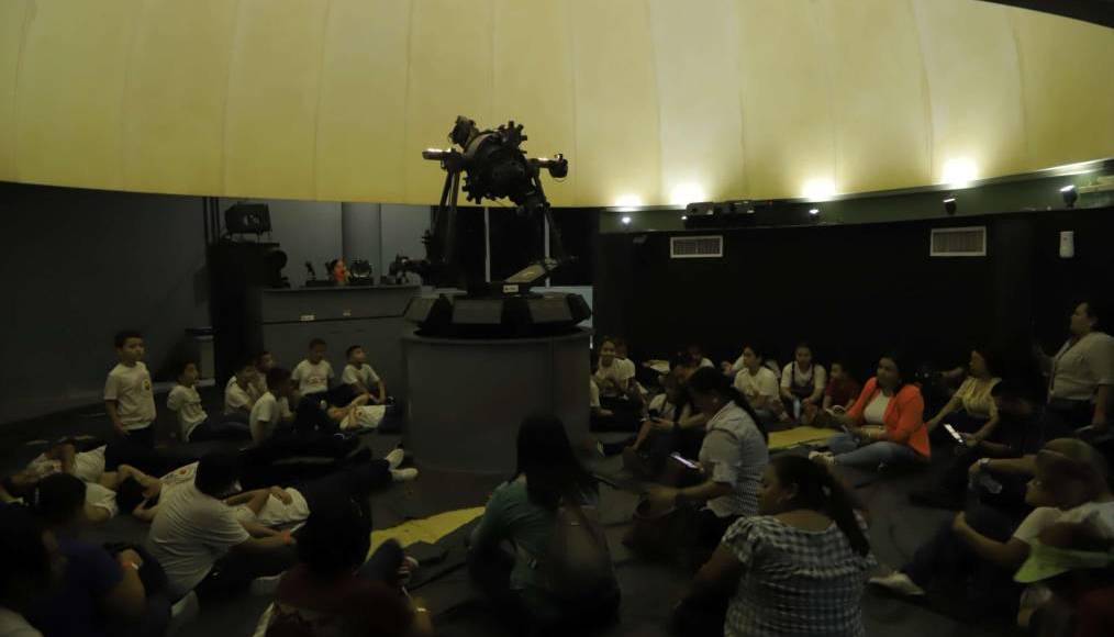 El Planetario: La atracción más popular, donde se realiza un viaje por las estrellas, se observan constelaciones y se explora el sistema solar. Una experiencia inolvidable.