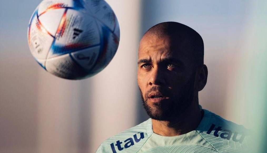 La abogada, Inés Guardiola, también argumenta que Alves cumplió el pasado 5 de marzo una cuarta parte de su condena, con lo que de ser firme la sentencia ya podría disfrutar de permisos e incluso acceder al tercer grado, que la pena impuesta es muy inferior a la que solicitaban las acusaciones -nueve y doce años- y que el TSJC puede tardar hasta un año en resolver sobre el asunto.