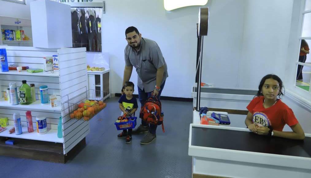 Mini Super: Los niños pueden hacer sus compras en un supermercado mientras aprenden sobre alimentos saludables que deben consumir.