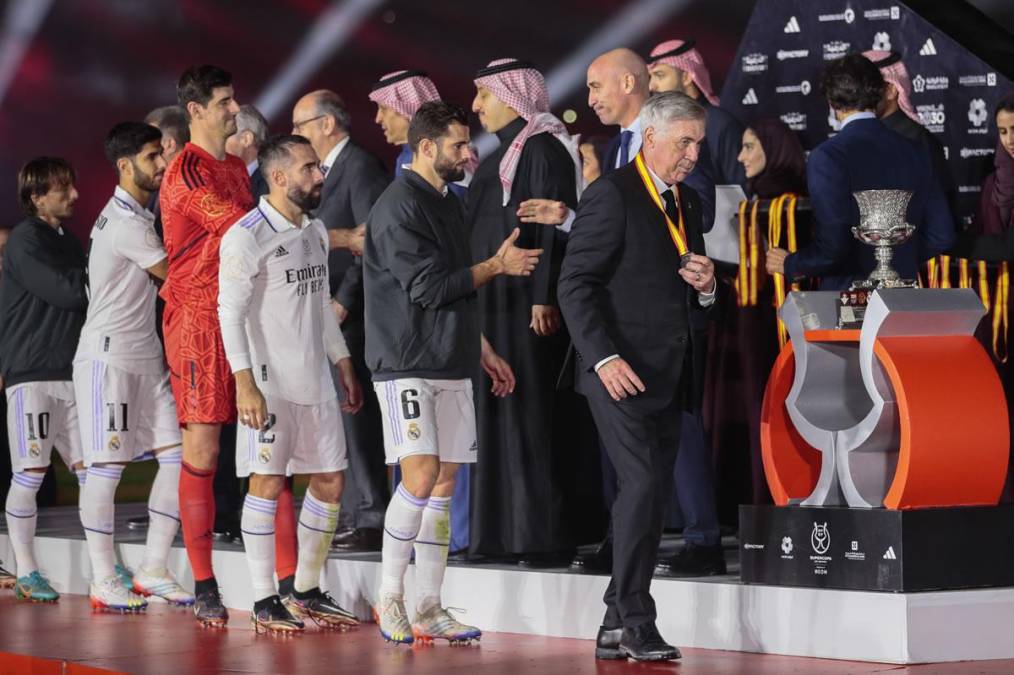 Carlo Ancelotti y sus jugadores pasaron a recoger las medallas de subcampeones de la Supercopa de España.